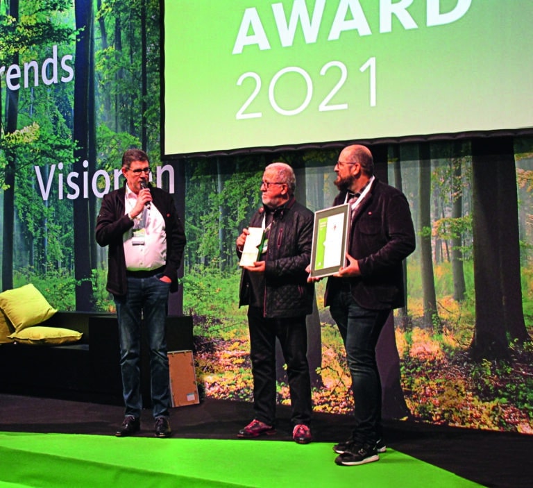 Die drei MEISTERWERKE Geschäftsführer Ludger Schindler, Johan-nes Schulte und Guido Schulte (v. l.) nahmen beim Branchentag Holz in Köln den Woody Award in Gold für das innovativste Produkt entge-gen. (Bild: MEISTERWERKE)